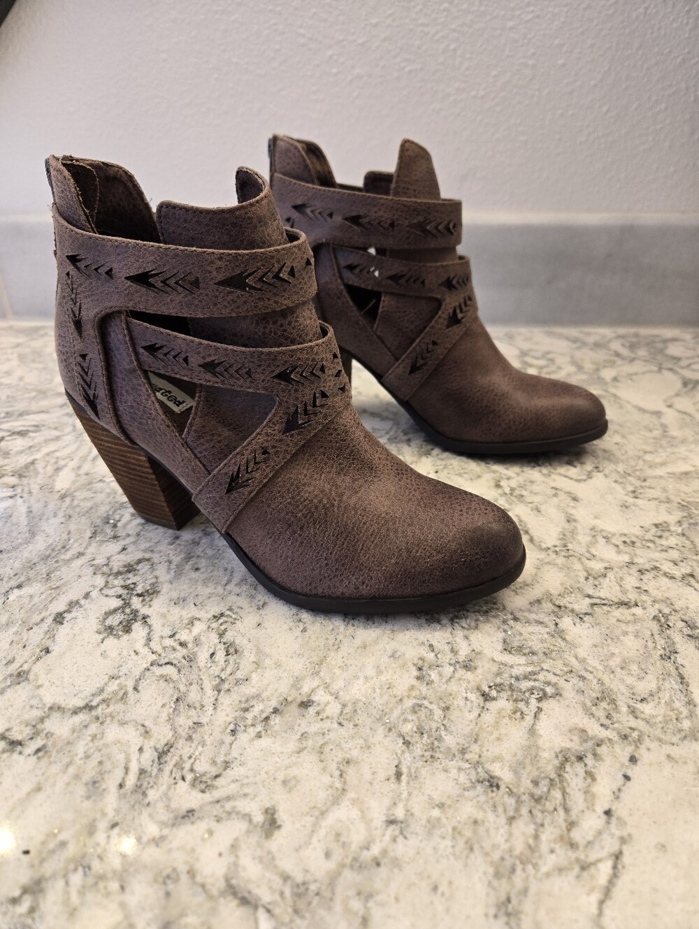 Not Rated Womens Brown Taupe Cutout Ankle Booties Sz 7.5